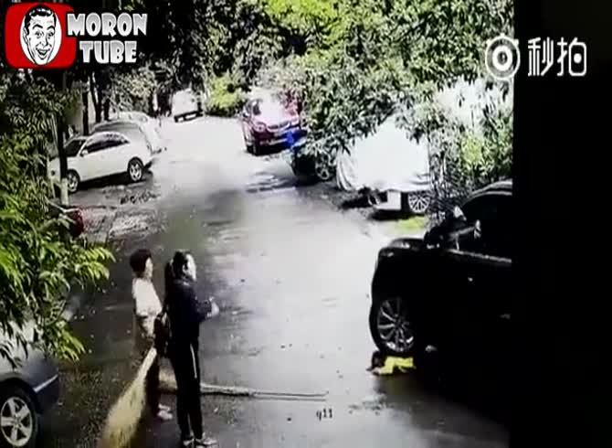 Video :China - this driver should have her license permanently revoked for being such a total moron!